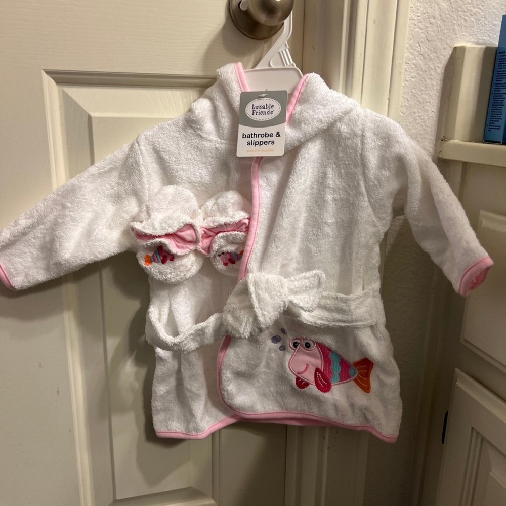 Luvable Friends White and Pink Hooded Baby Robe & Booties with Fish 0-9 mon NWT